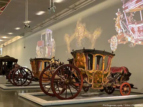 Coches dourados do século XVIII expostos na sala do Museu Nacional dos Coches, em Lisboa