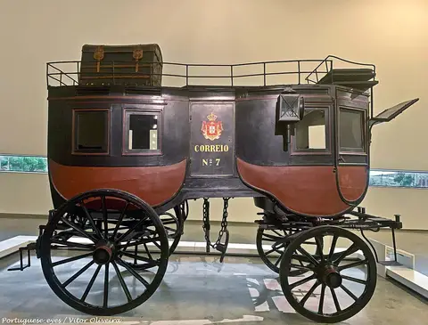 Mala-posta Correio n.º 7 exposta no Museu Nacional dos Coches, em Lisboa