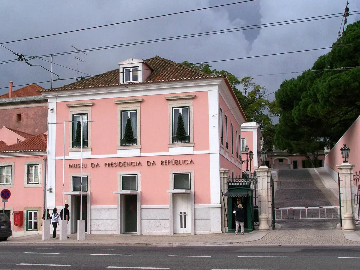 Edifício rosa do Museu da Presidência da República, em Belém, com letreiro na fachada