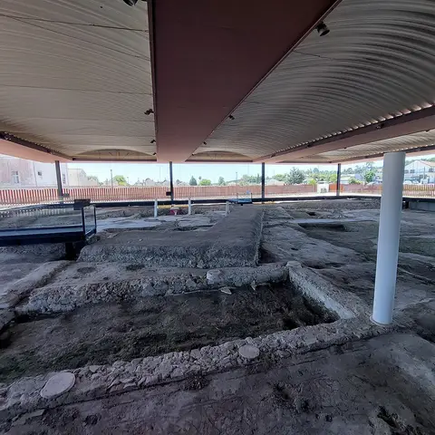 Ruínas do peristilo da Villa Romana de Rio Maior sob cobertura de proteção metálica