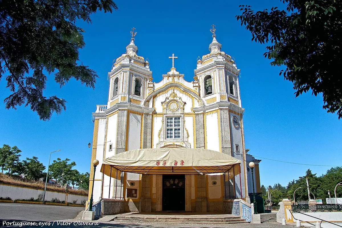 Fachada barroca branca e amarela do Santuário do Senhor Jesus da Piedade, em Elvas, sob céu azul.