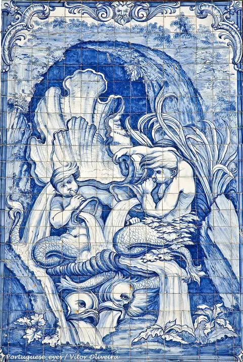 Painel de azulejos azuis e brancos com figuras mitológicas no Santuário do Senhor Jesus da Piedade, Elvas