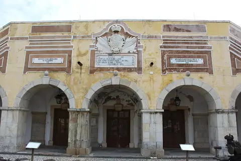 Fachada do edifício do Quartel do Casarão, sede do Museu Militar de Elvas, com arcadas e brasão.
