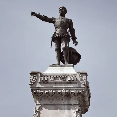 Estátua em bronze do Infante D. Henrique sobre pedestal de pedra com as datas 1394-1460, no Porto