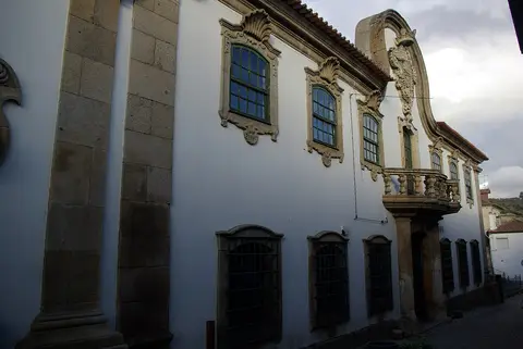 Fachada barroca da Casa Grande em Freixo de Numão, com janelas emolduradas e varanda de pedra