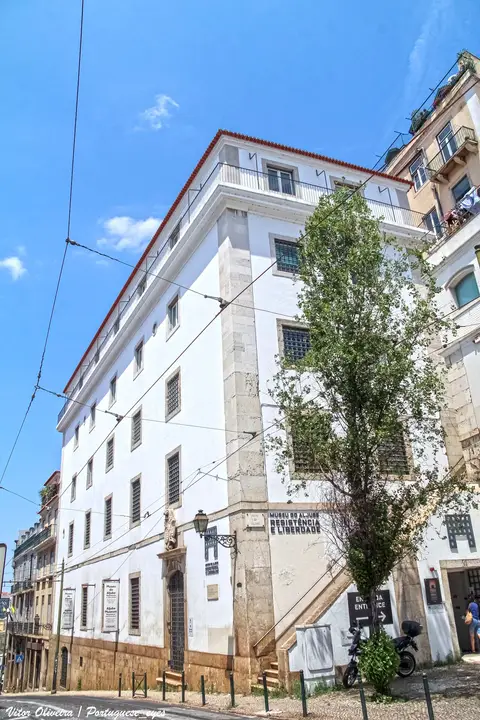 Edifício branco do Museu do Aljube – Resistência e Liberdade, em Alfama, Lisboa
