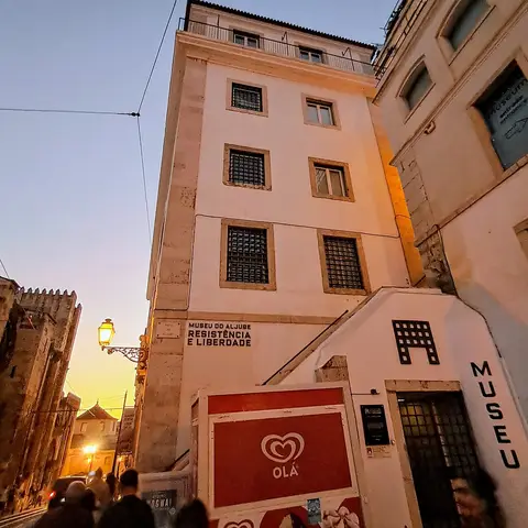 Fachada do Museu do Aljube – Resistência e Liberdade, em Lisboa, ao fim da tarde