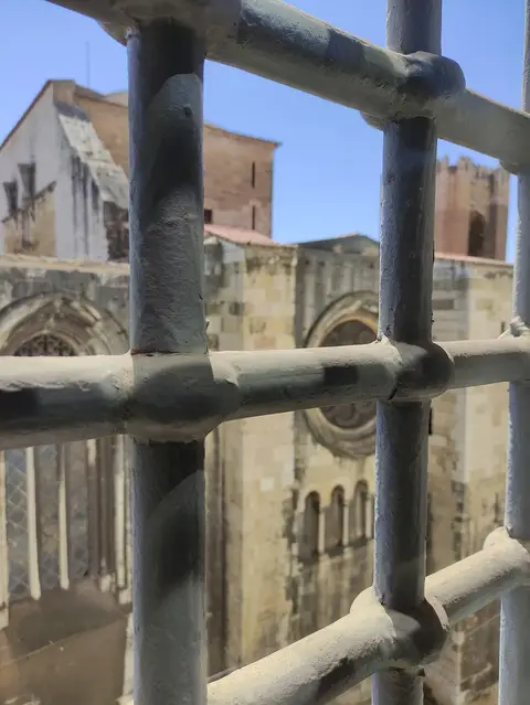Vista da Sé de Lisboa através das grades de uma janela do antigo Aljube