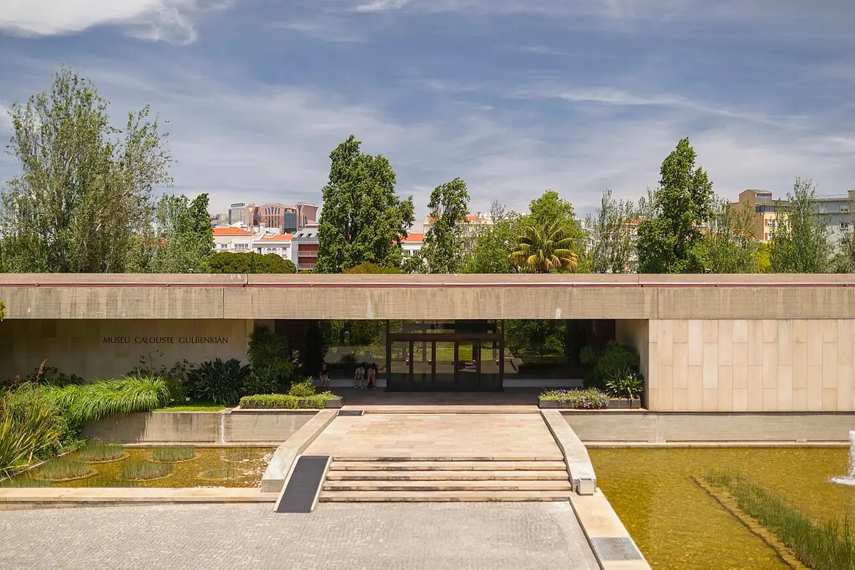 Entrada principal do Museu Calouste Gulbenkian, com espelhos de água e jardim envolvente