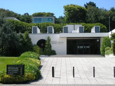 Entrada da Fundação Dr. António Cupertino de Miranda, sede do Museu do Papel Moeda, no Porto