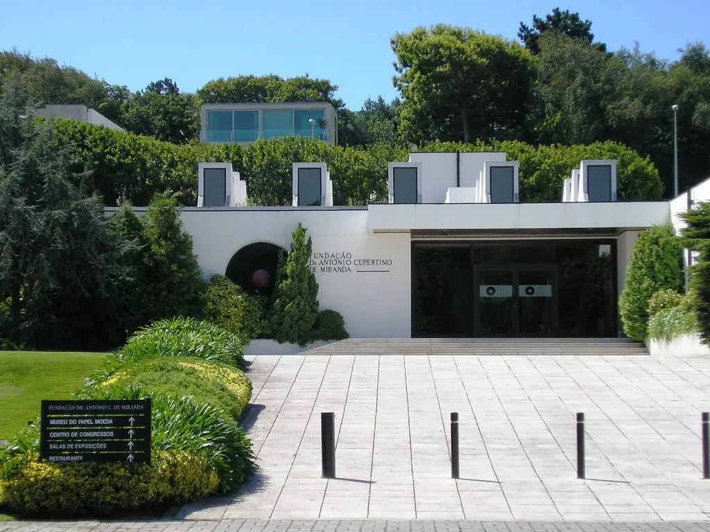 Entrada da Fundação Dr. António Cupertino de Miranda, sede do Museu do Papel Moeda, no Porto