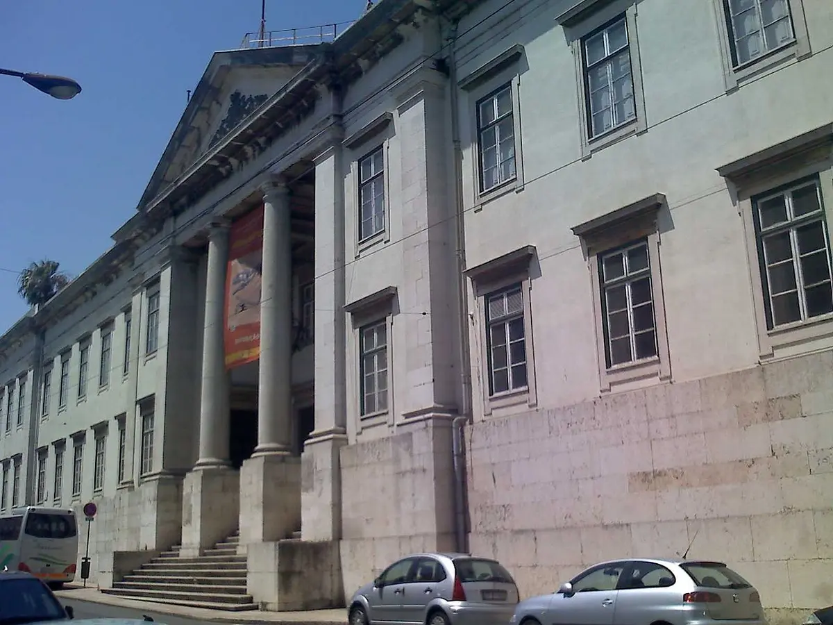 Fachada neoclássica com colunas do Museu Nacional de História Natural e da Ciência, em Lisboa