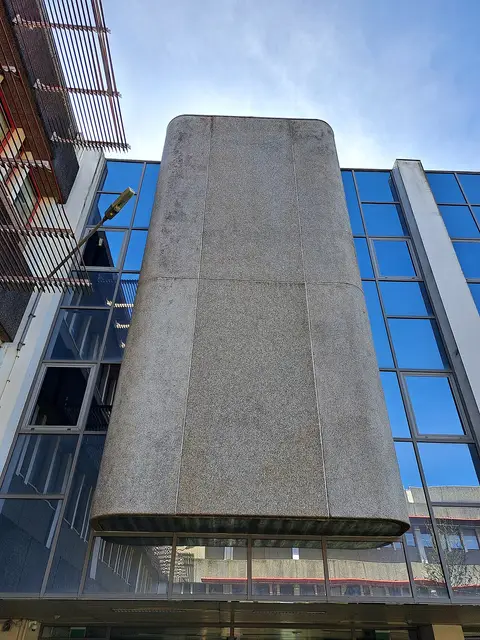 Fachada em betão e vidro do edifício da Biblioteca Geral da Universidade do Minho, vista de baixo