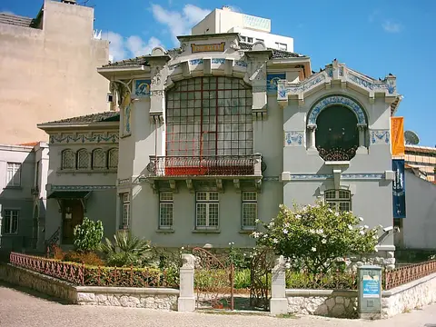 Fachada da Casa-Museu Doutor Anastácio Gonçalves, casa arte nova com azulejos e jardim, em Lisboa