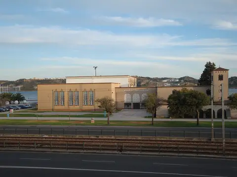 Edifício do Museu de Arte Popular em Belém, Lisboa, junto ao rio Tejo