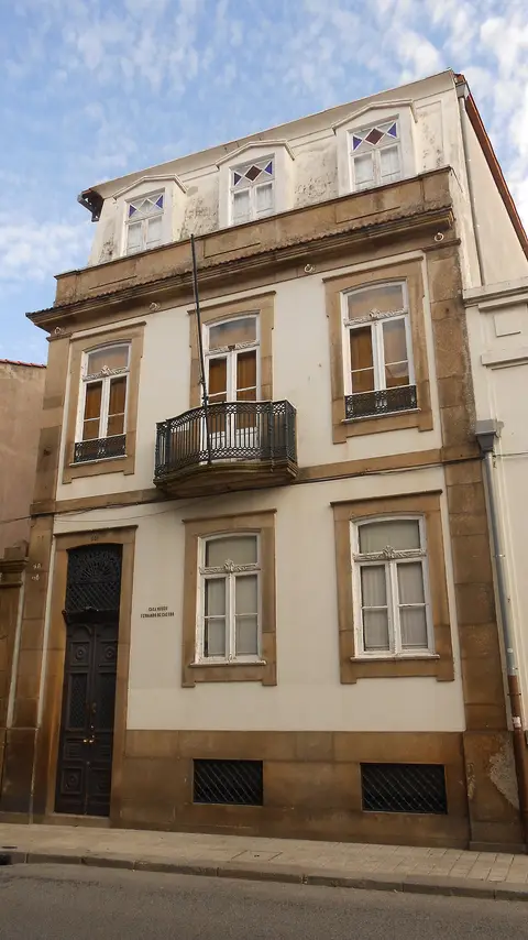 Fachada da Casa-Museu Fernando de Castro, edifício antigo com varanda de ferro forjado, no Porto