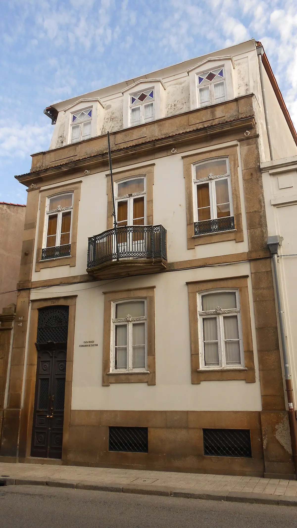 Fachada da Casa-Museu Fernando de Castro, edifício antigo com varanda de ferro forjado, no Porto
