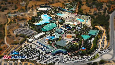 Vista aérea do parque Zoomarine Algarve com piscinas, instalações e parques de estacionamento