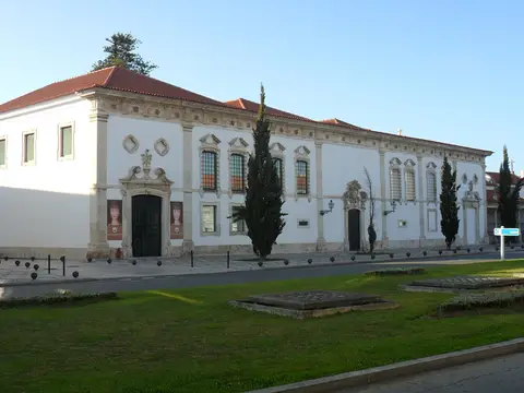 Fachada branca do Museu de Aveiro - Santa Joana, antigo Mosteiro de Jesus, com jardim em frente