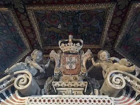 Pormenor de teto e brasão real com anjos esculpidos no Museu de Aveiro - Santa Joana