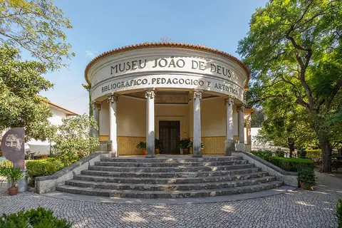 Fachada do Museu João de Deus com colunas, escadaria em pedra e jardim envolvente