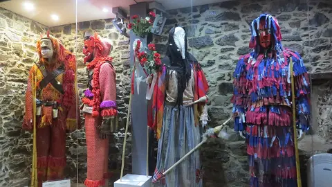 Manequins com trajes e máscaras tradicionais transmontanas em vitrina do Museu Ibérico da Máscara e do Traje