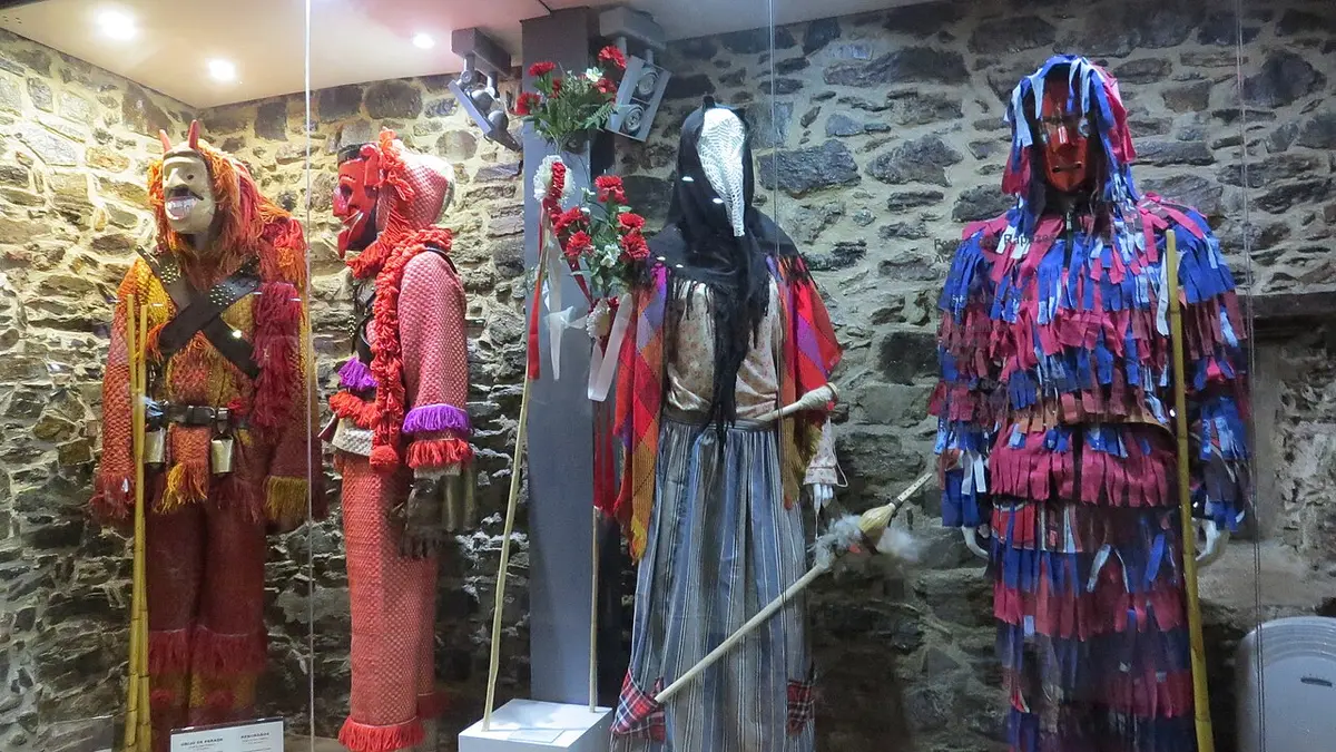 Manequins com trajes e máscaras tradicionais transmontanas em vitrina do Museu Ibérico da Máscara e do Traje