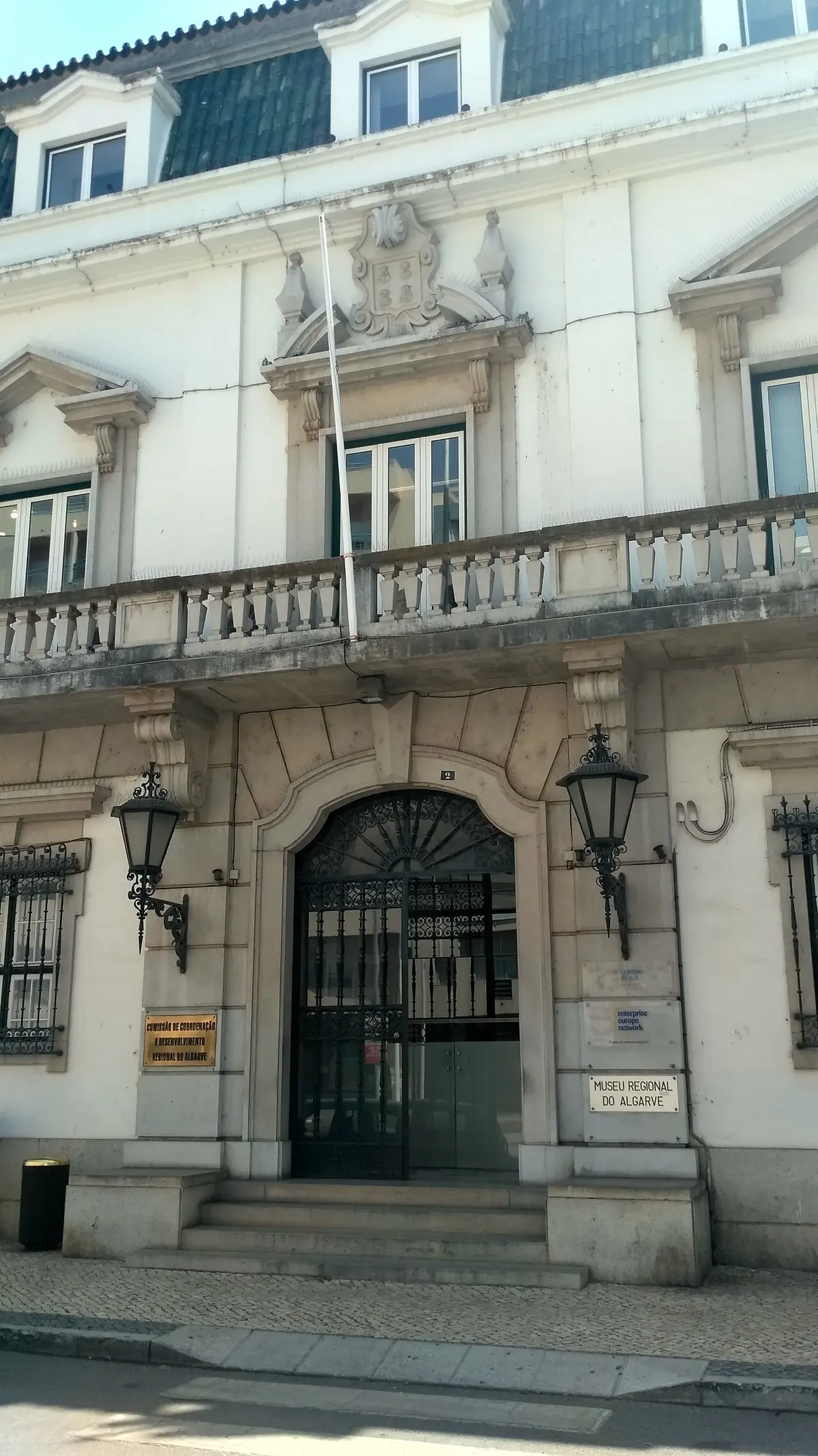 Fachada e entrada do Museu Regional do Algarve, edifício histórico com portão de ferro forjado