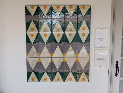 Painel de azulejos geométricos de Jorge Barradas exposto numa parede do Museu Nacional do Azulejo