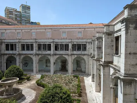 Claustro do Museu Nacional do Azulejo em Lisboa visto do piso superior, com jardim e fonte de pedra