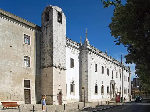 Fachada e torre sineira do Convento da Madre de Deus, sede do Museu Nacional do Azulejo, em Lisboa