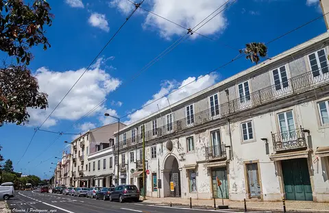 Fachada do edifício do Centro Científico e Cultural de Macau, em Lisboa, junto à avenida.