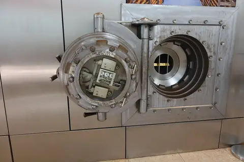 Porta metálica de cofre-forte antigo exposta no Museu do Dinheiro, em Lisboa