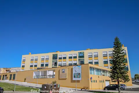 Edifício amarelo da Biblioteca Municipal de Vila Nova de Santo André sob céu azul