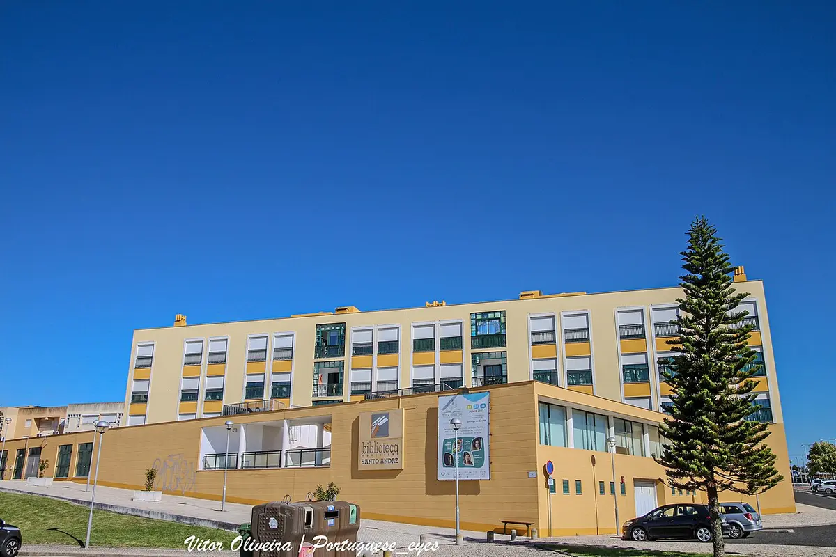 Edifício amarelo da Biblioteca Municipal de Vila Nova de Santo André sob céu azul