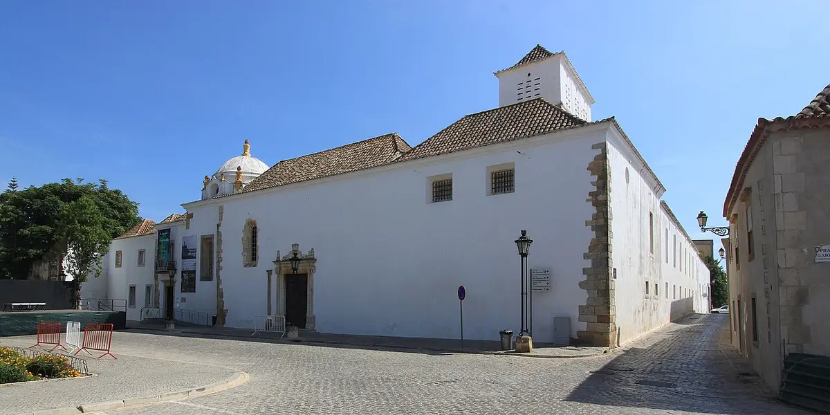 Exterior caiado do Convento de Nossa Senhora da Assunção, sede do Museu Municipal de Faro