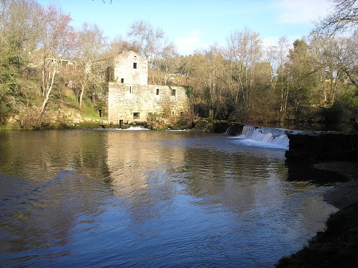 Antiga azenha de pedra junto ao rio Coura, com açude e pequena queda de água, em Vilar de Mouros