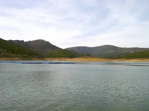 Albufeira de Santa Luzia com águas calmas e montanhas ao fundo
