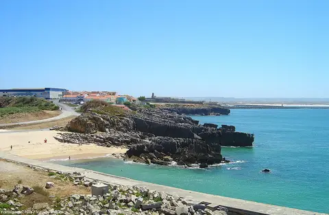 Praia do Porto da Areia Sul em Peniche, com areal, falésias rochosas e mar azul-turquesa