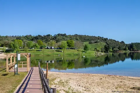 Praia fluvial da Fraga da Pegada, na albufeira do Azibo, com passadiço de madeira, areia e lago