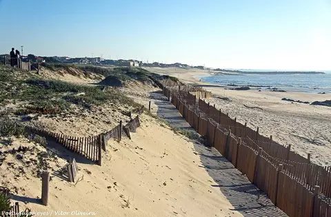 Praia de Labruge com dunas, paliçadas de madeira e passadiço junto ao mar