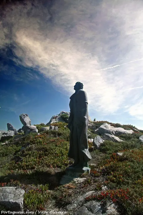 Estátua de António Nobre sobre rochas e vegetação junto à costa da Boa Nova, em Leça da Palmeira