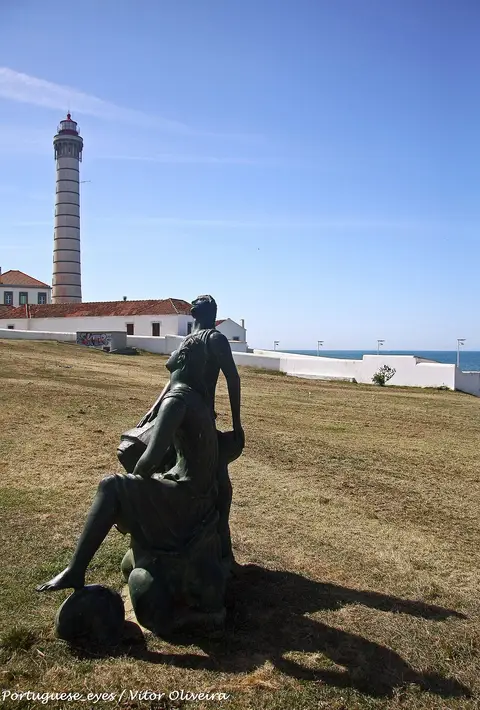 Escultura em bronze em relvado junto ao Farol da Boa Nova, em Leça da Palmeira, com o mar ao fundo