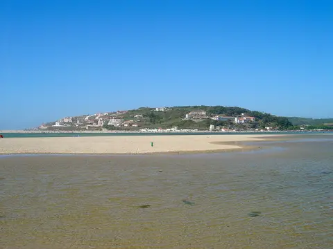 Lagoa de Óbidos com águas baixas e banco de areia, vista do Bom Sucesso para a Foz do Arelho