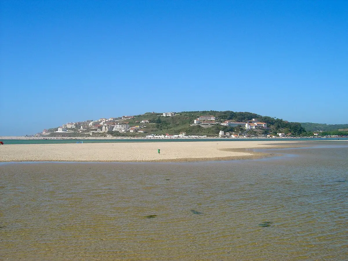 Lagoa de Óbidos com águas baixas e banco de areia, vista do Bom Sucesso para a Foz do Arelho
