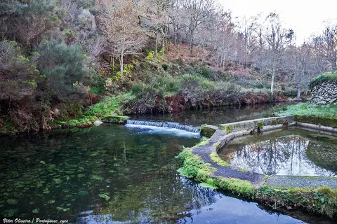 Praia fluvial de Pontemieiro com açude, tanque de pedra e águas límpidas rodeadas de vegetação