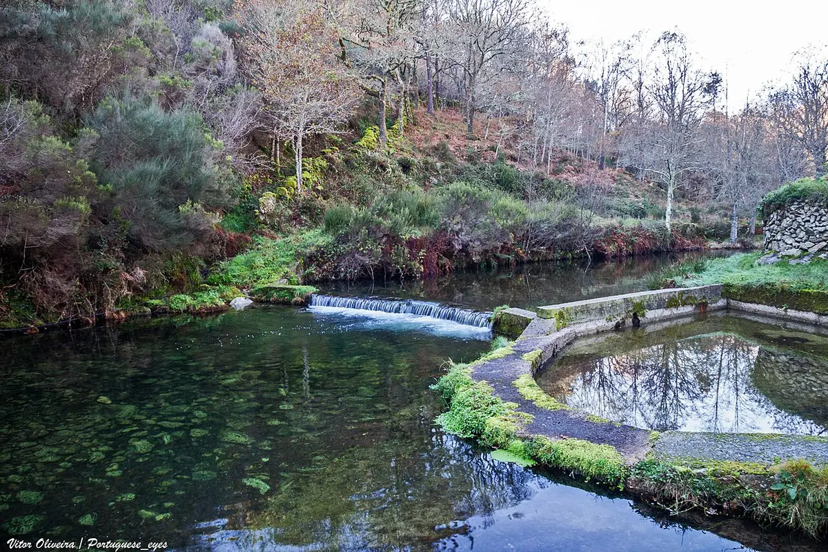 Praia fluvial de Pontemieiro com açude, tanque de pedra e águas límpidas rodeadas de vegetação