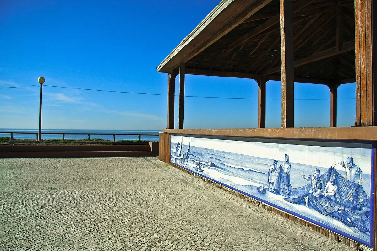 Coreto de madeira com painel de azulejos alusivo à pesca, junto à praia da Cova-Gala