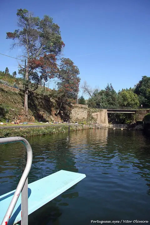 Praia fluvial de Louçainha com prancha de salto sobre a água e margem arborizada