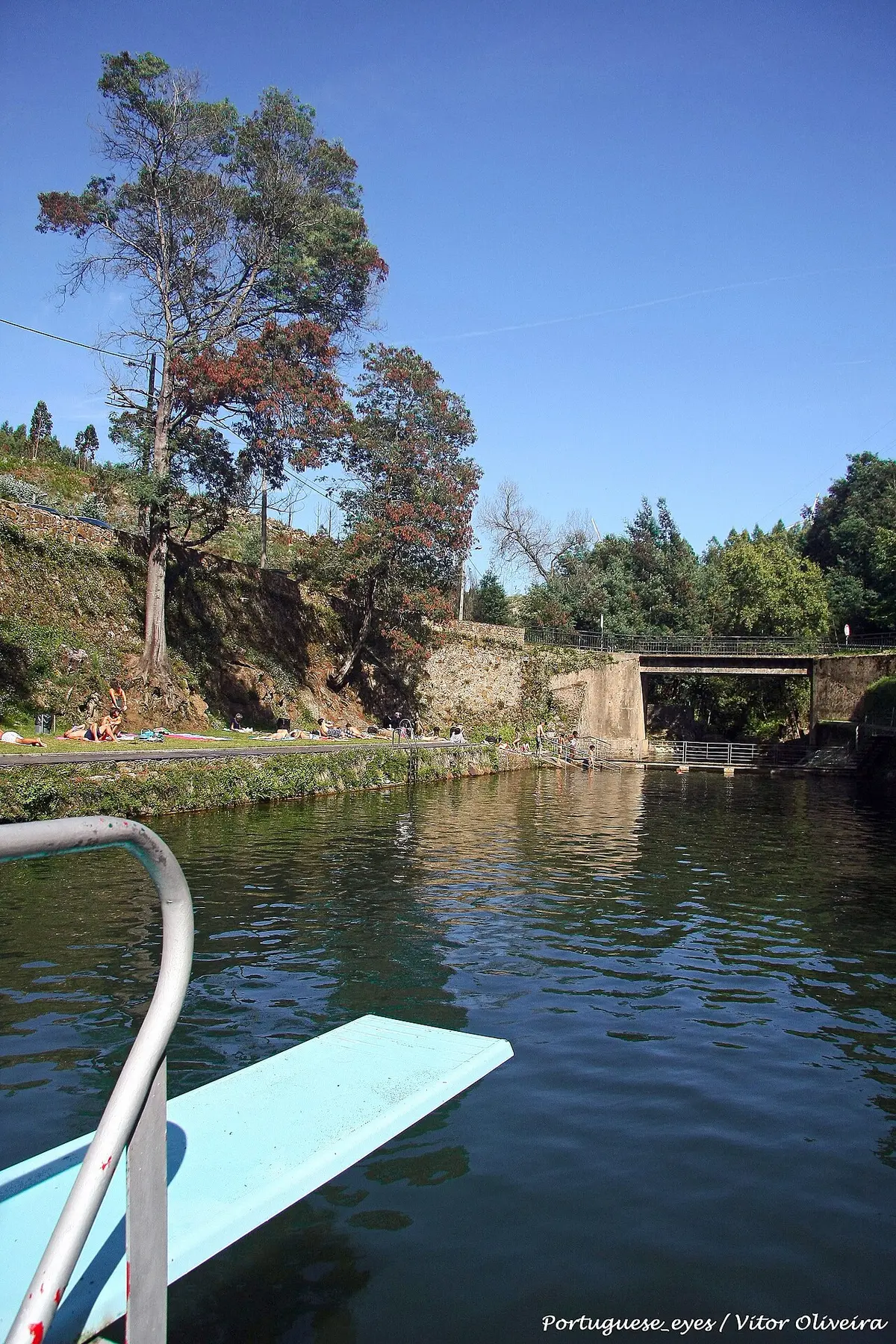 Praia fluvial de Louçainha com prancha de salto sobre a água e margem arborizada
